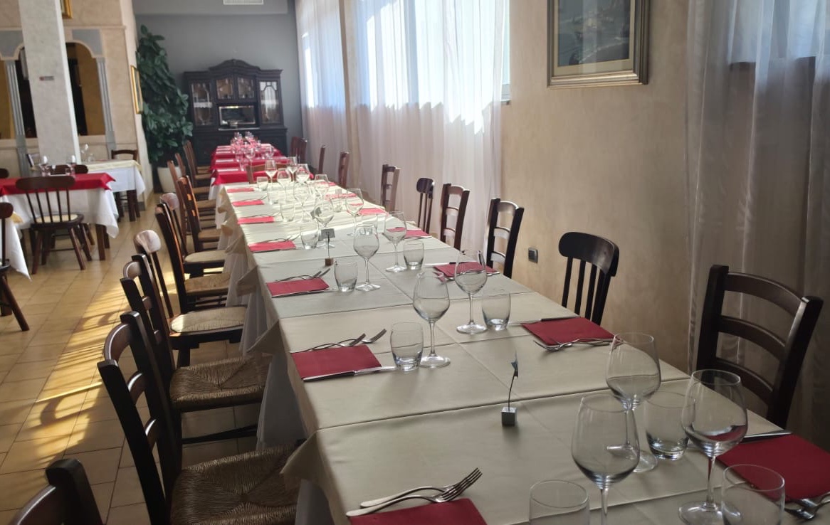 Tavolo lungo apparecchiato per un evento privato