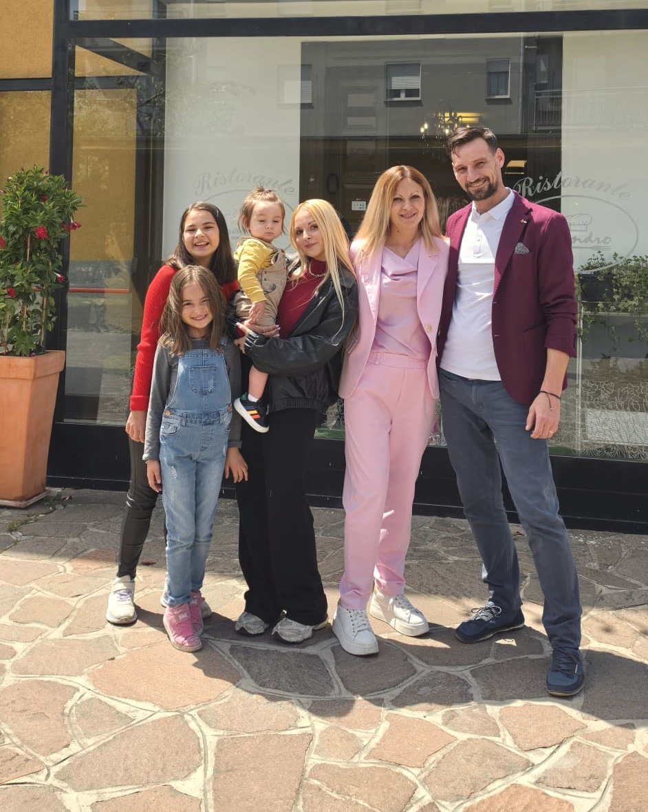 La famiglia che gestisce il Ristorante Sandro davanti al locale