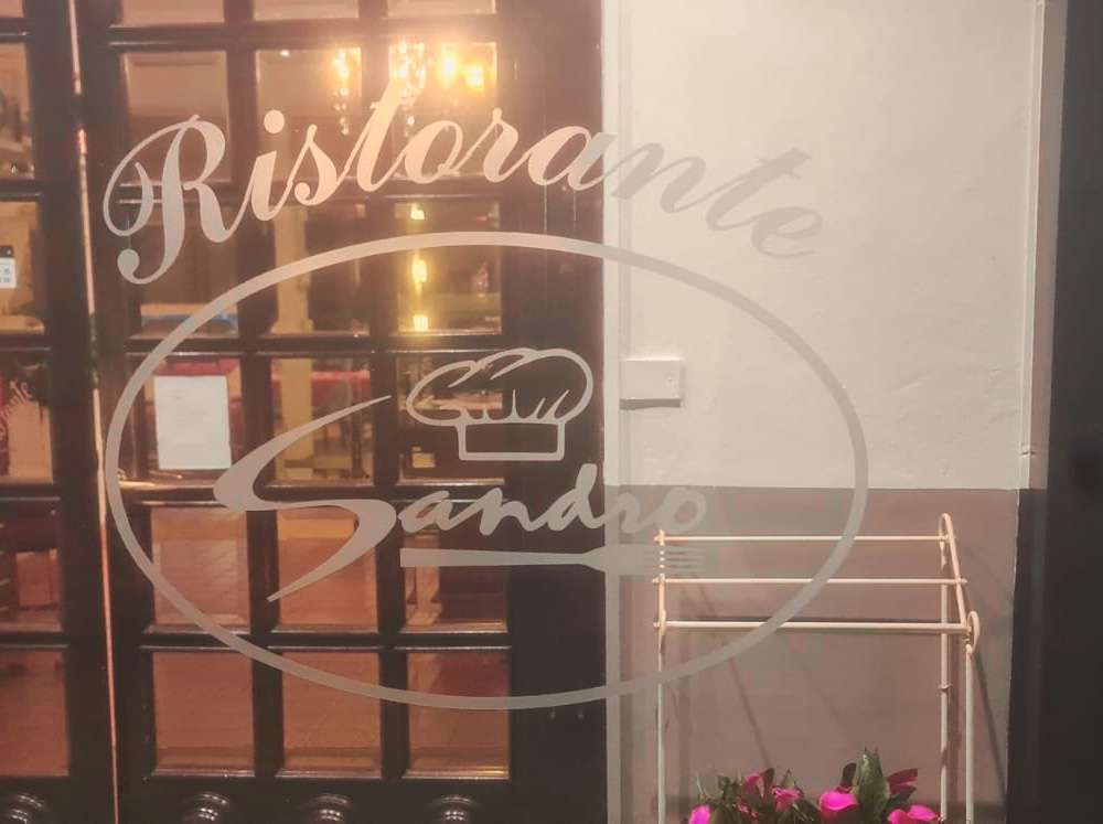 Il logo del Ristorante Sandro inciso sulla porta a vetri