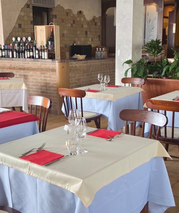 La sala del Ristorante Sandro con il banco dei vini