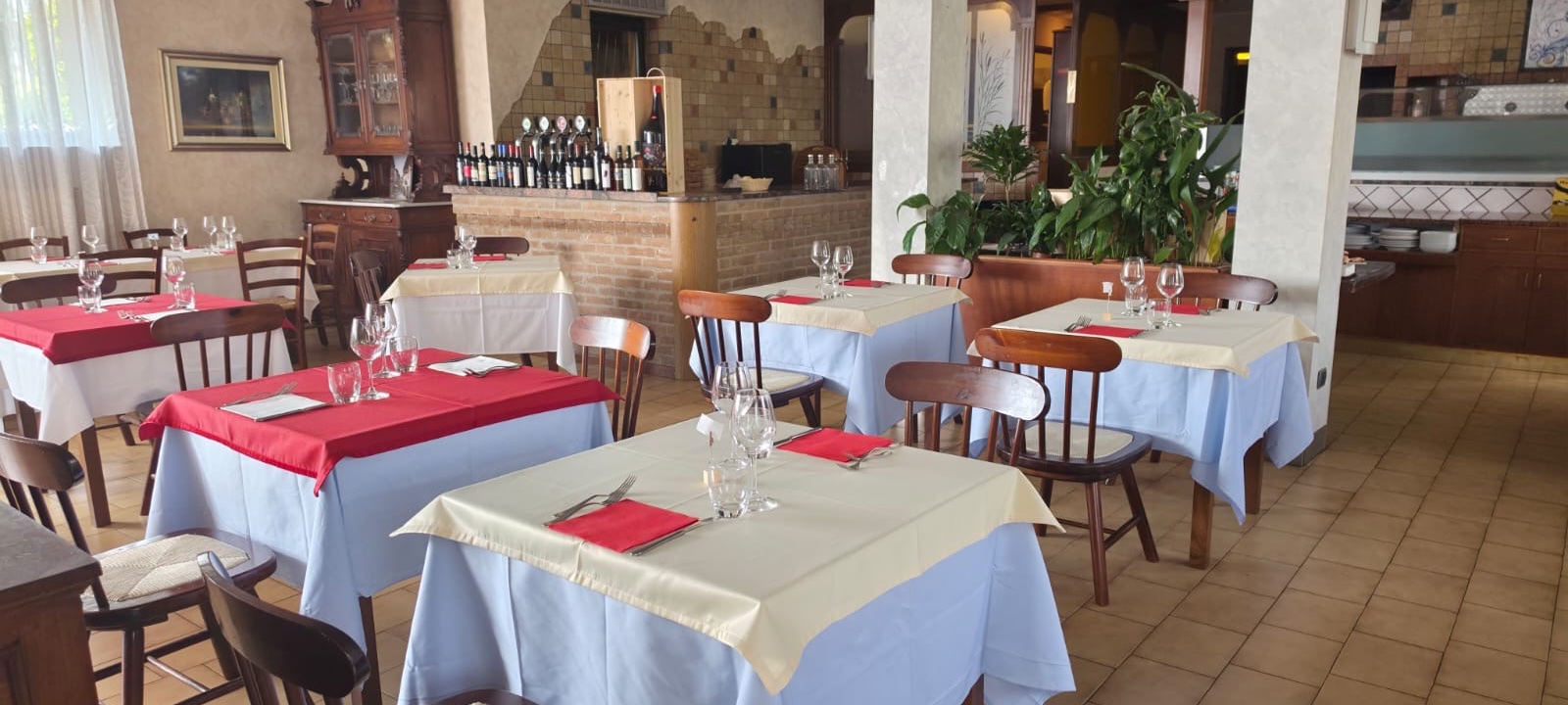 La sala grande del Ristorante Sandro, tavoli apparecchiati