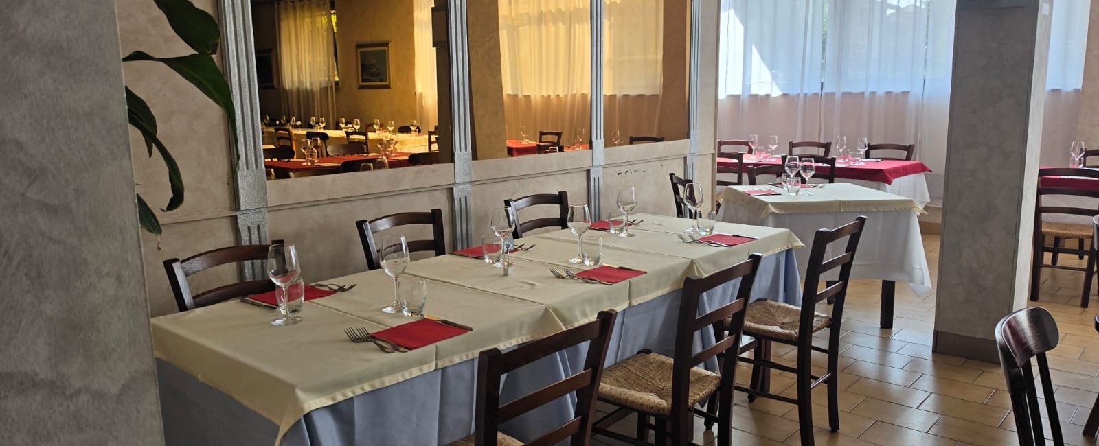 La sala grande apparecchiata